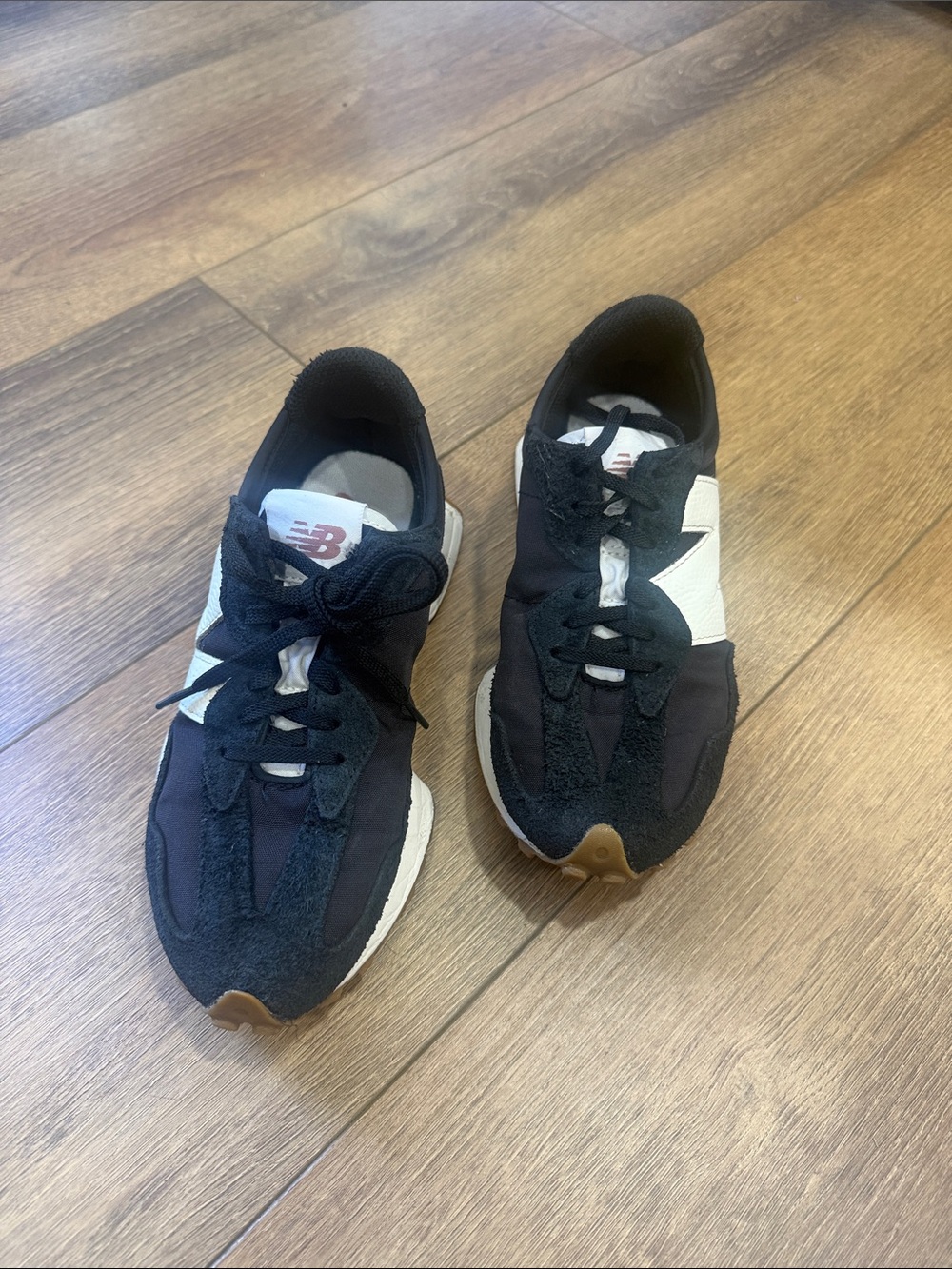 New Balance Woman’s Black and White Retro Trainer Sneakers. Size 5